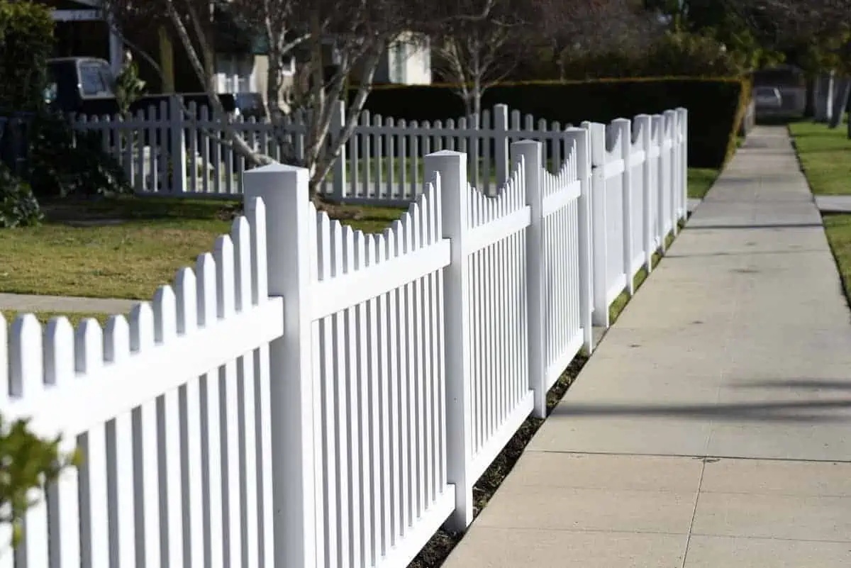 4 × 8 Scalloped Picket Fence — photo 1