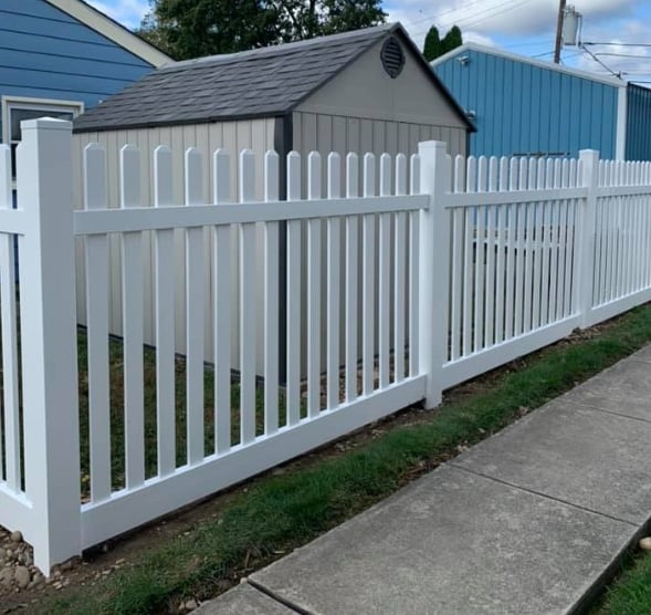 4 × 8 Straight Picket Fence — photo 1