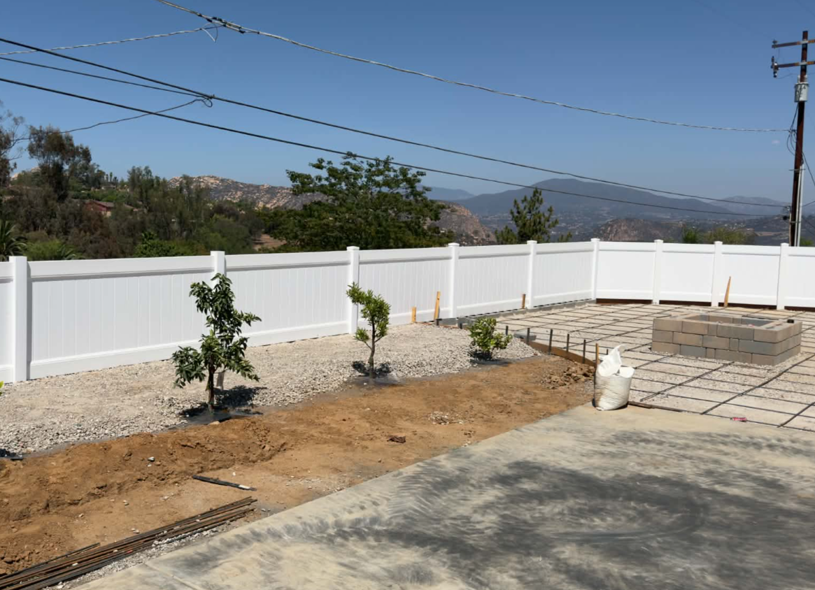 4 × 8 Privacy in White — photo 1